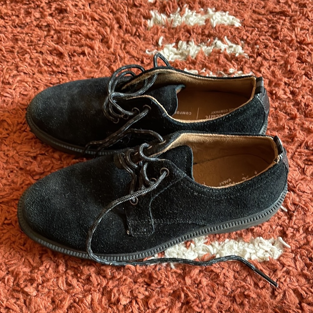 Black dress shoes